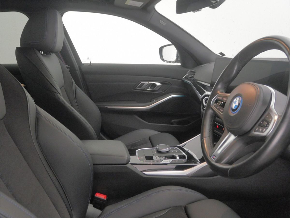 2023 BMW 3 Series - image 12
