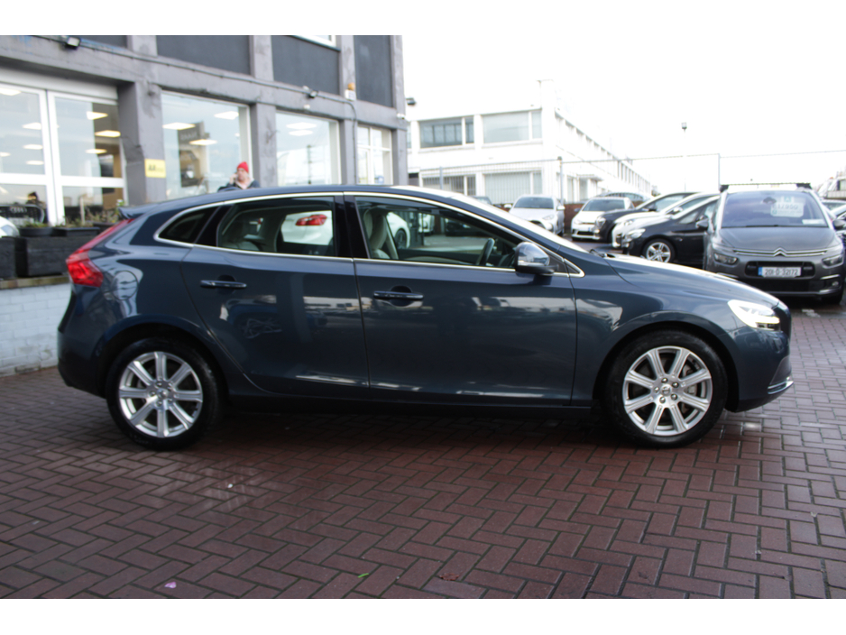 2019 Volvo V40 2.0D4 INSCRIPTION 5DR HATCHBACK AUTO HUGE SPEC  // 1 OWNER CAR // AS NEW CONDITION THROUGHOUT // BUY WITH CONFIDENCE AA AND SIMI APPROVED DEALER 2026 // FINANCE ARRANGED // €19,950