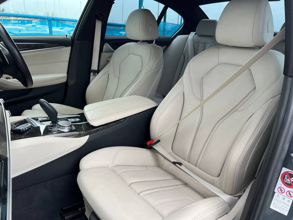 2017 BMW 5 Series - image 6