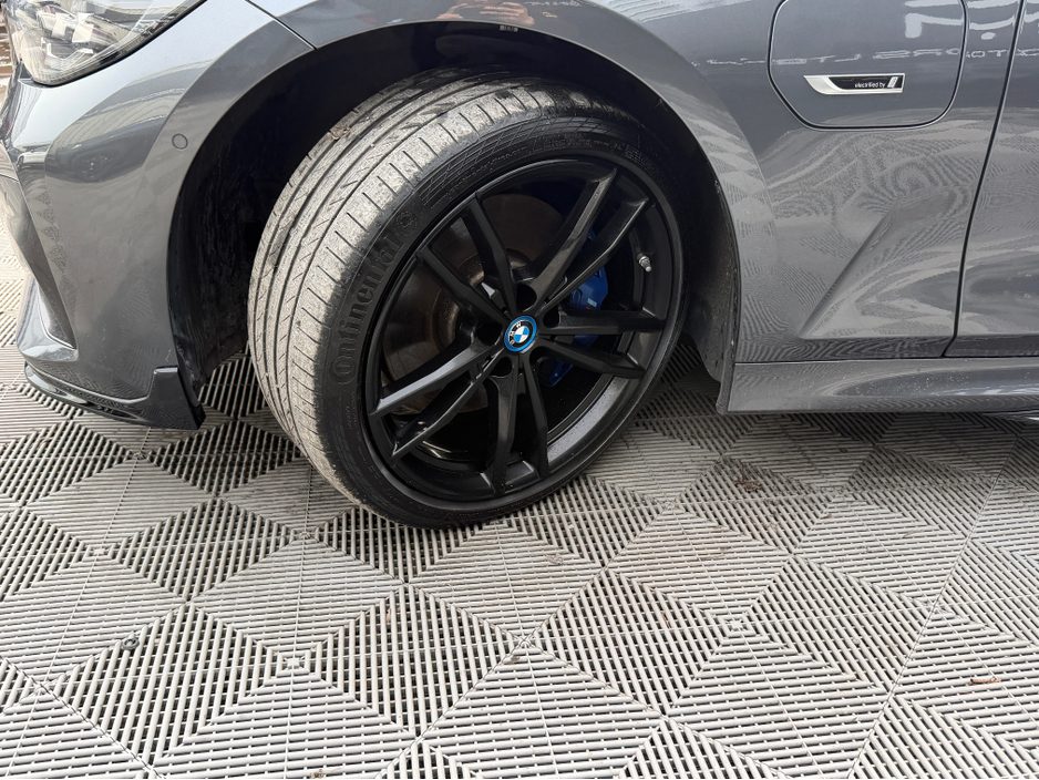 2021 BMW 3 Series - image 11