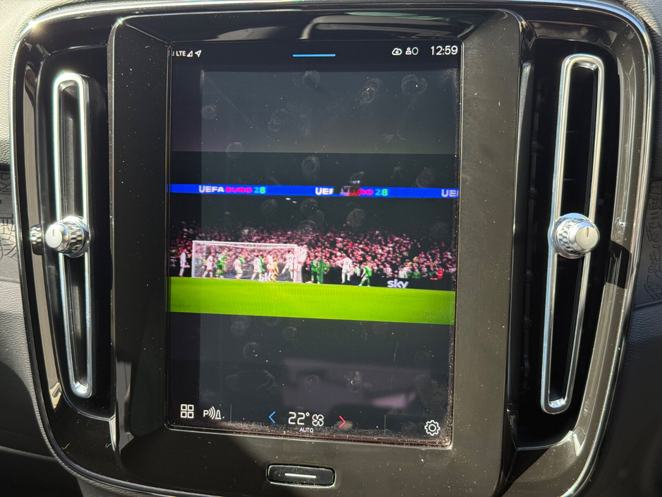 2022 Volvo XC40 - image 18