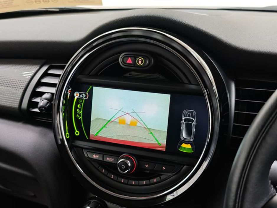 2017 MINI Cooper D - image 22