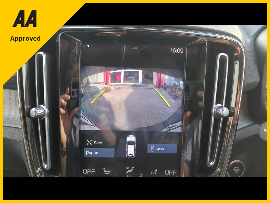 2020 Volvo XC40 - image 23