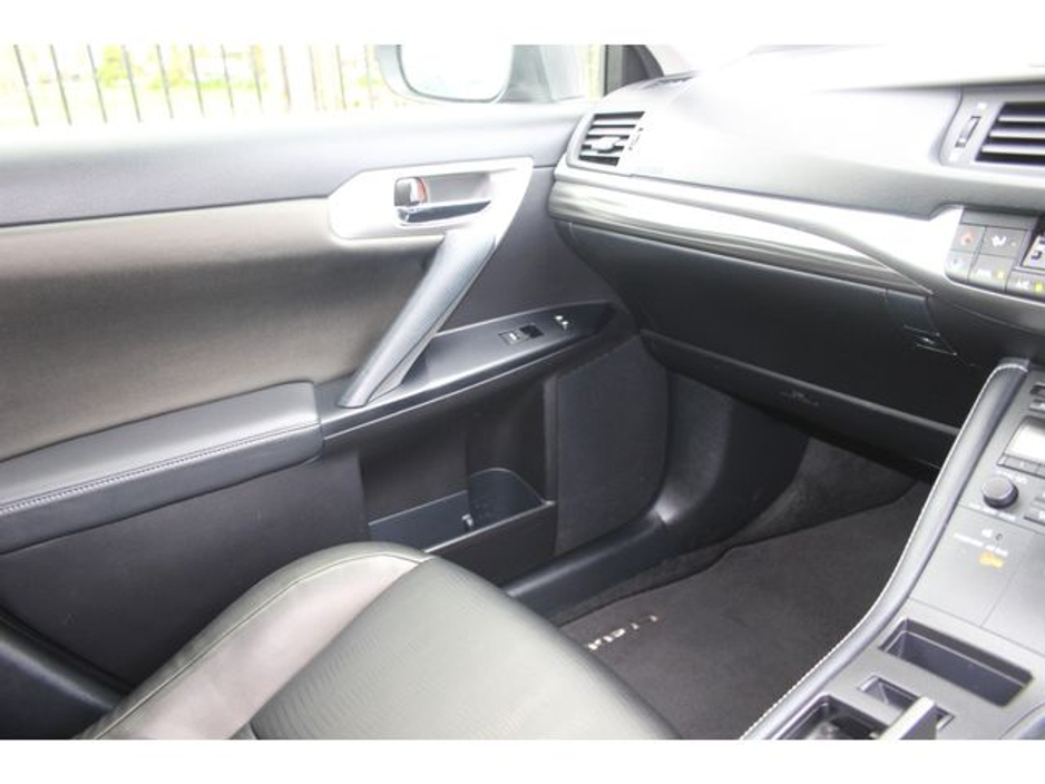 2013 Lexus CT 200 h - image 19