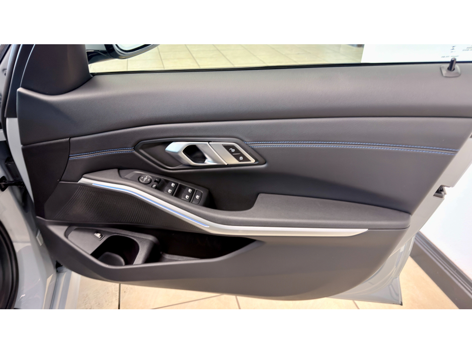 2023 BMW 3 Series - image 9
