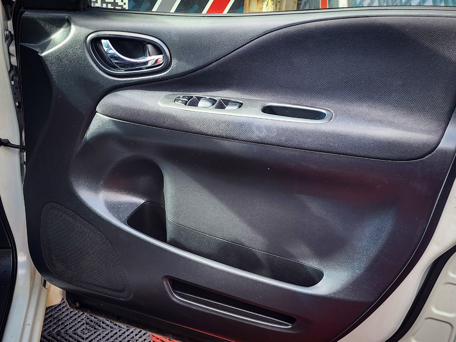 2015 Nissan Serena - image 24