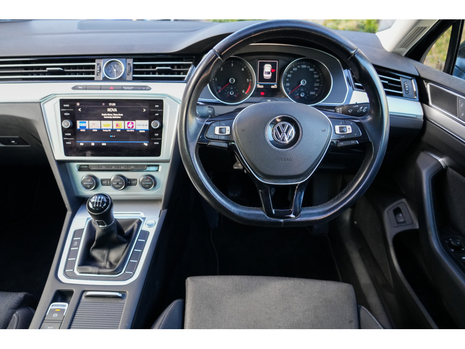 2019 Volkswagen Passat - image 2
