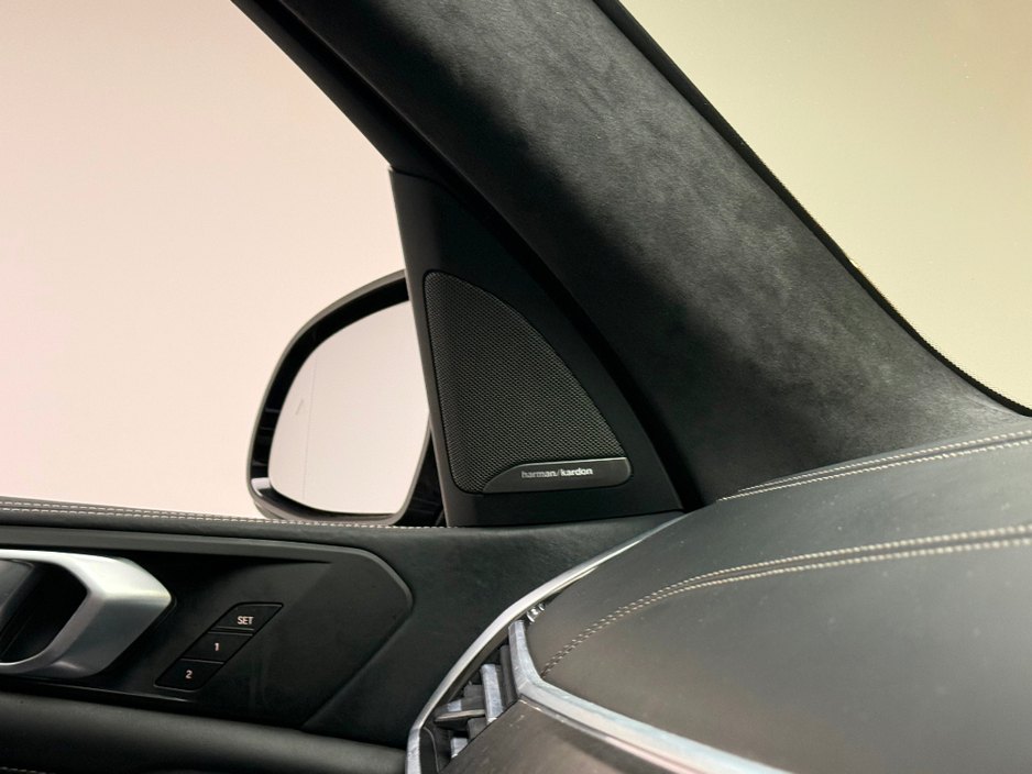 2020 BMW X7 - image 21