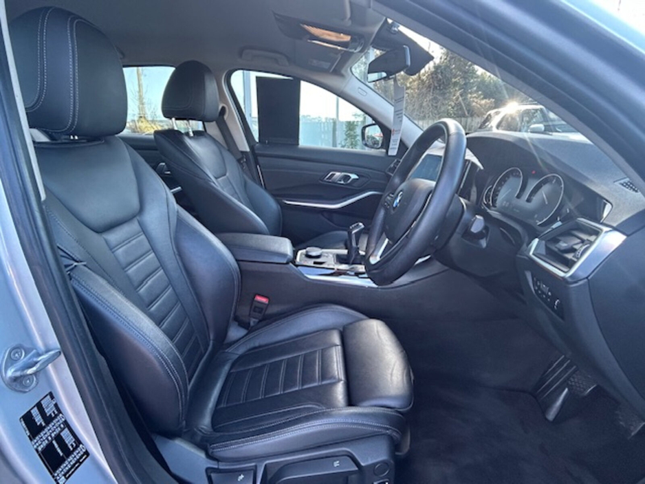 2020 BMW 3 Series - image 17