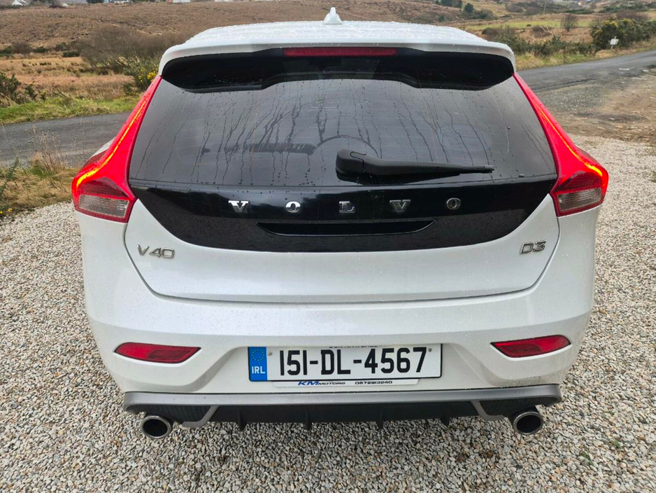 2015 Volvo V40 - image 3