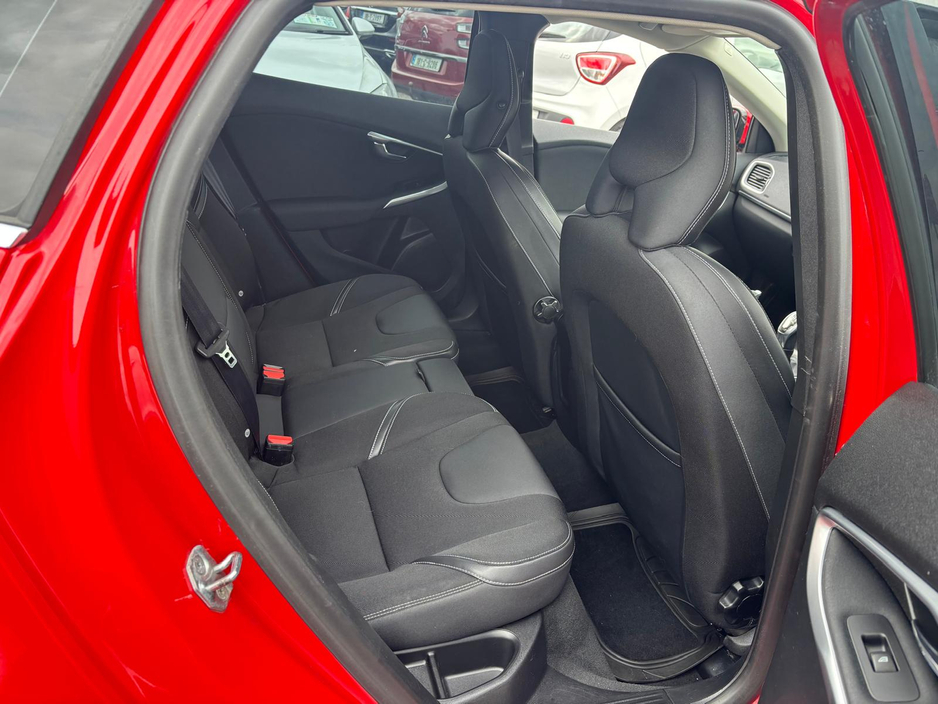 2014 Volvo V40 - image 4