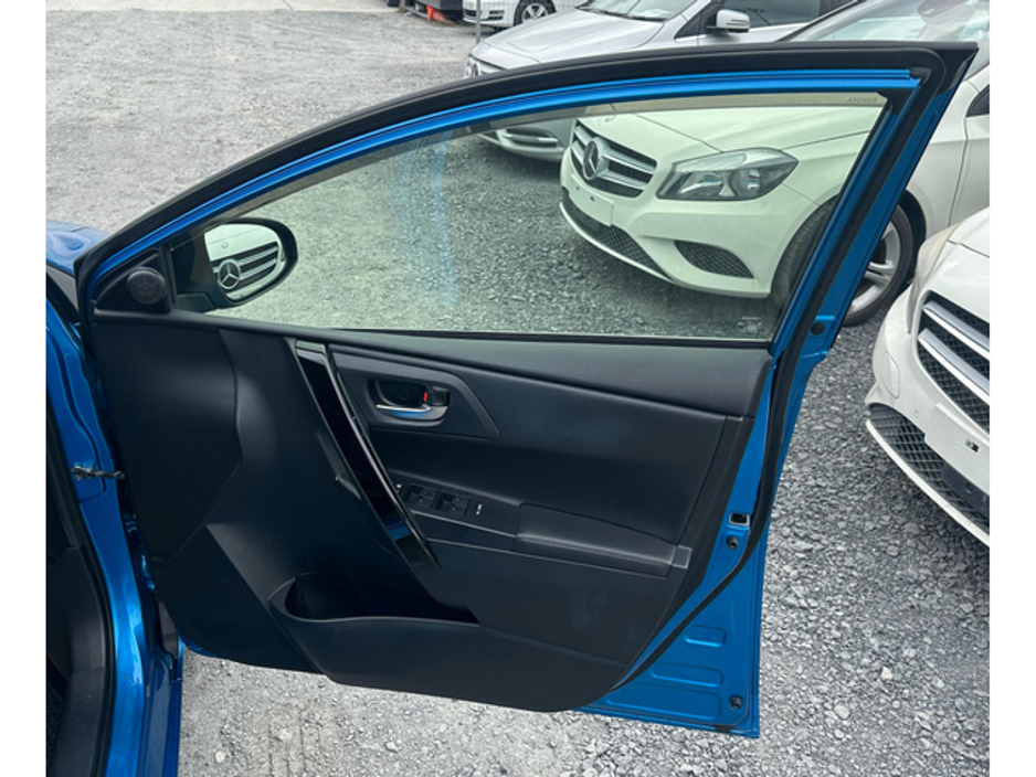 2016 Toyota Auris - image 7