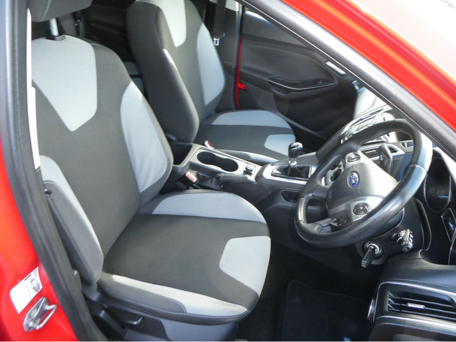 2012 Ford Focus - image 13