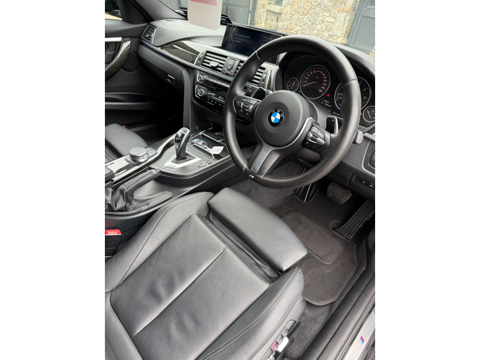 2017 BMW 3 Series - image 8