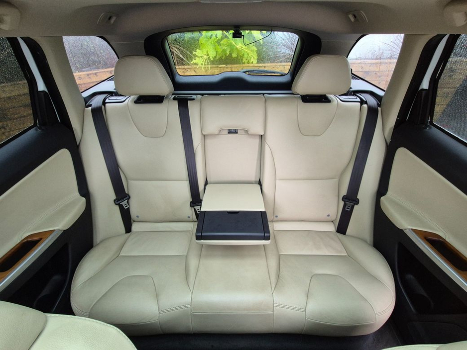 2017 Volvo XC60 - image 32