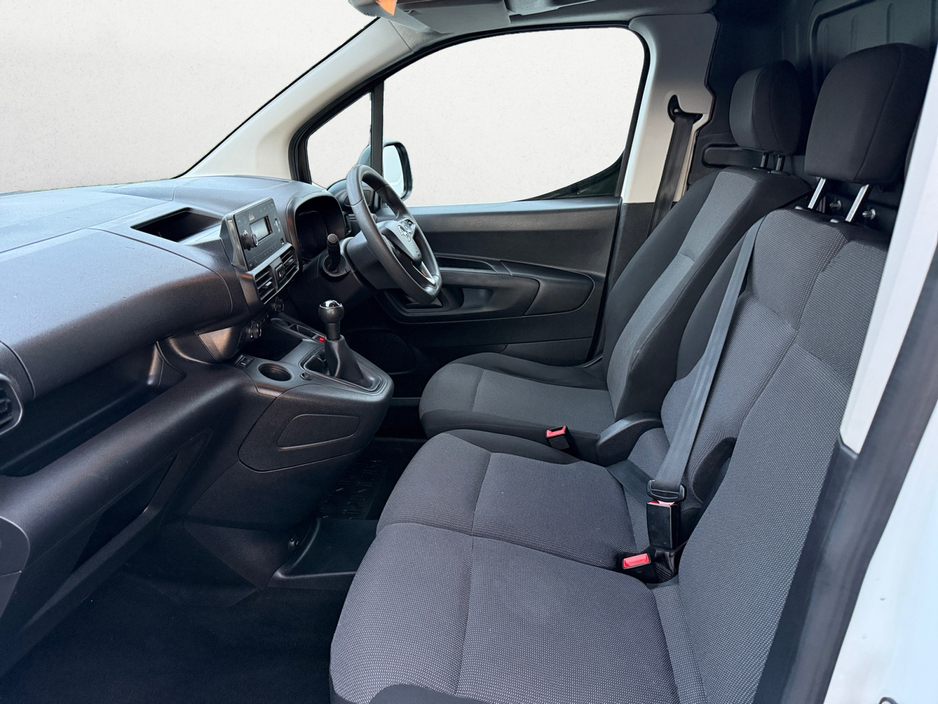 2021 Opel Combo - image 6