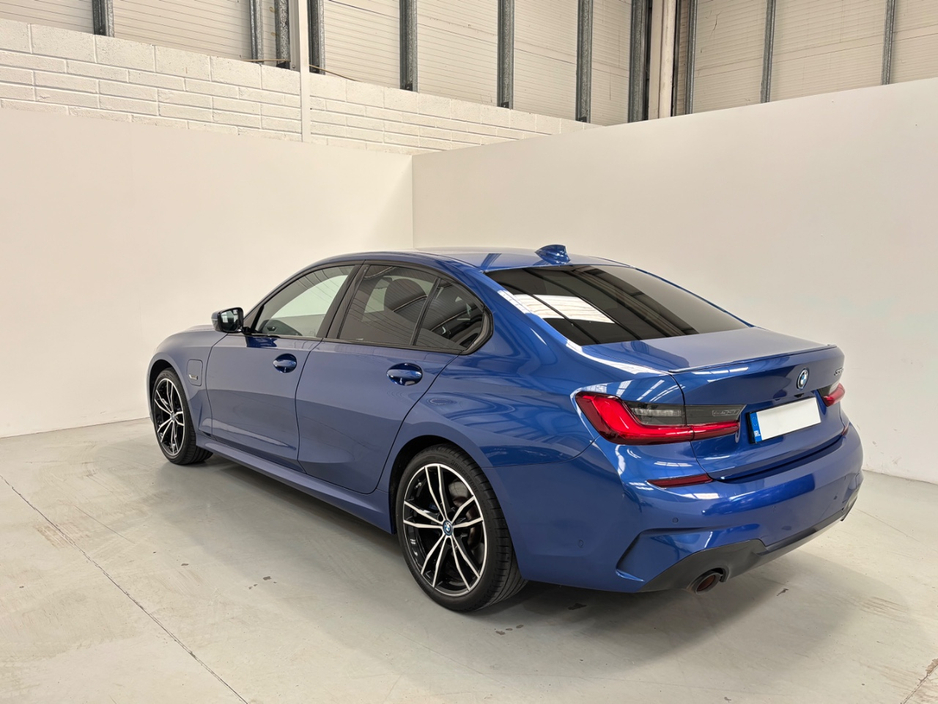 2022 BMW 3 Series - image 5