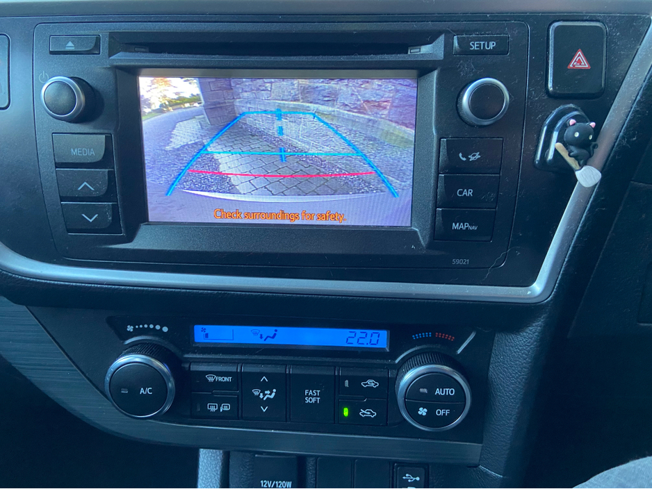 2014 Toyota Auris - image 3