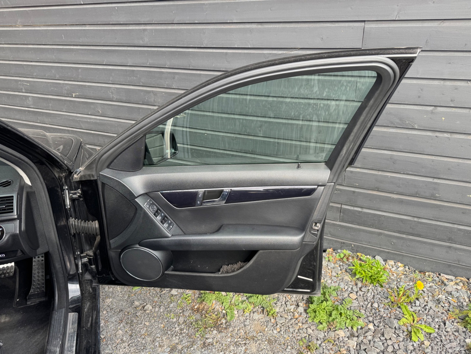 2009 Mercedes-Benz C Class - image 11