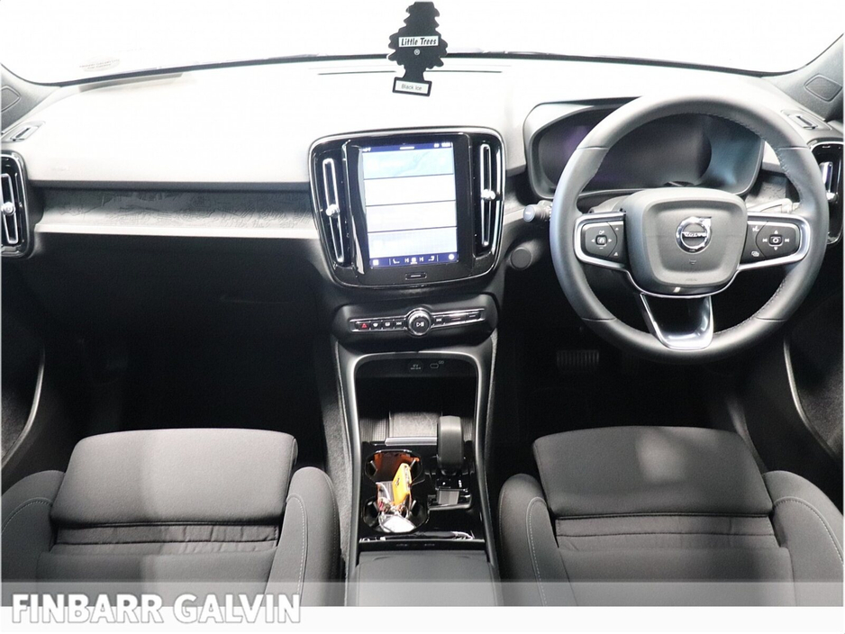 2025 Volvo XC40 - image 4