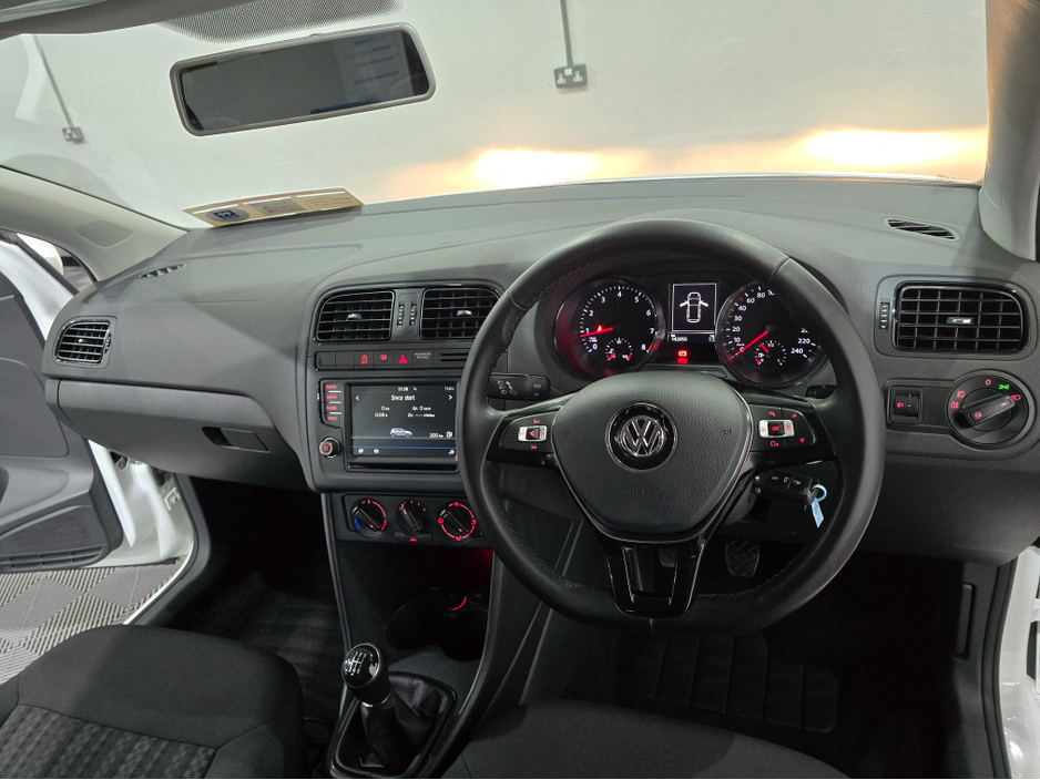 2017 Volkswagen Polo - image 6