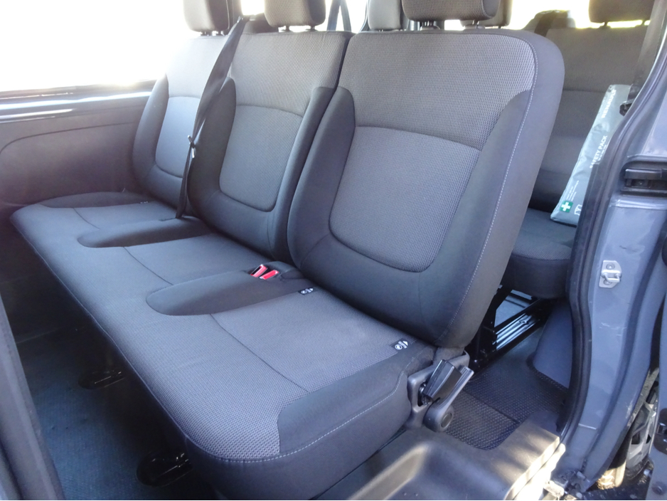 2023 Renault Trafic - image 17