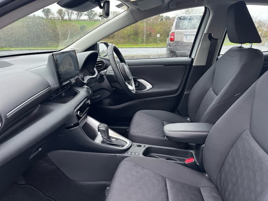 2025 Toyota Yaris - image 6