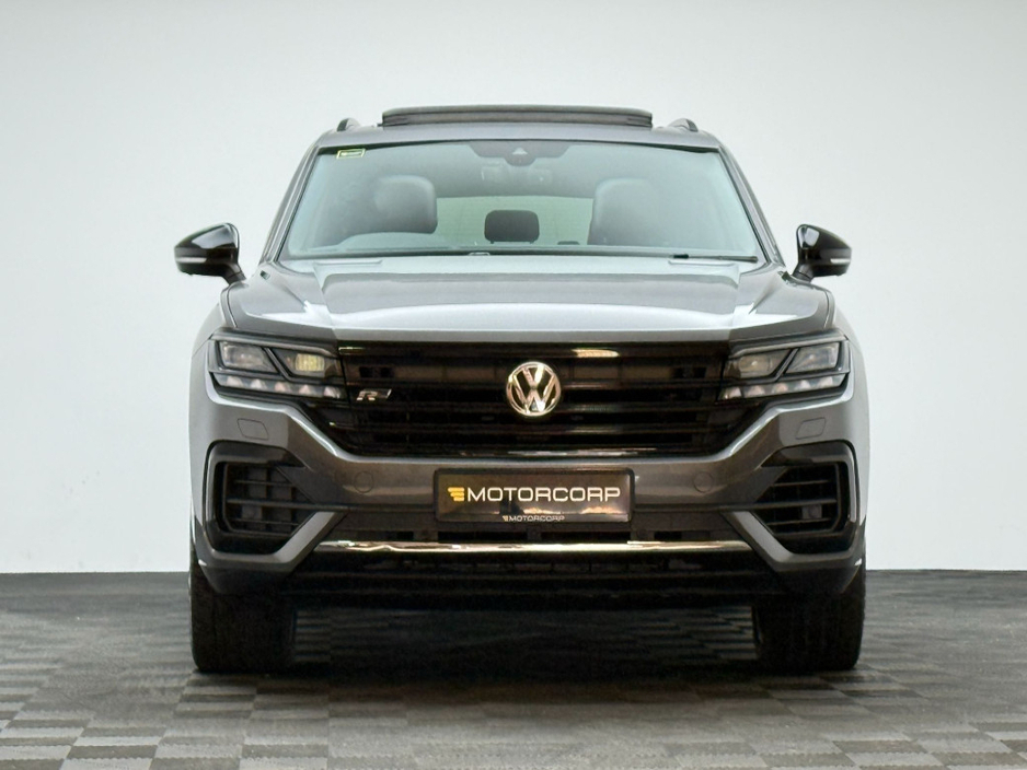 2020 Volkswagen Touareg - image 2