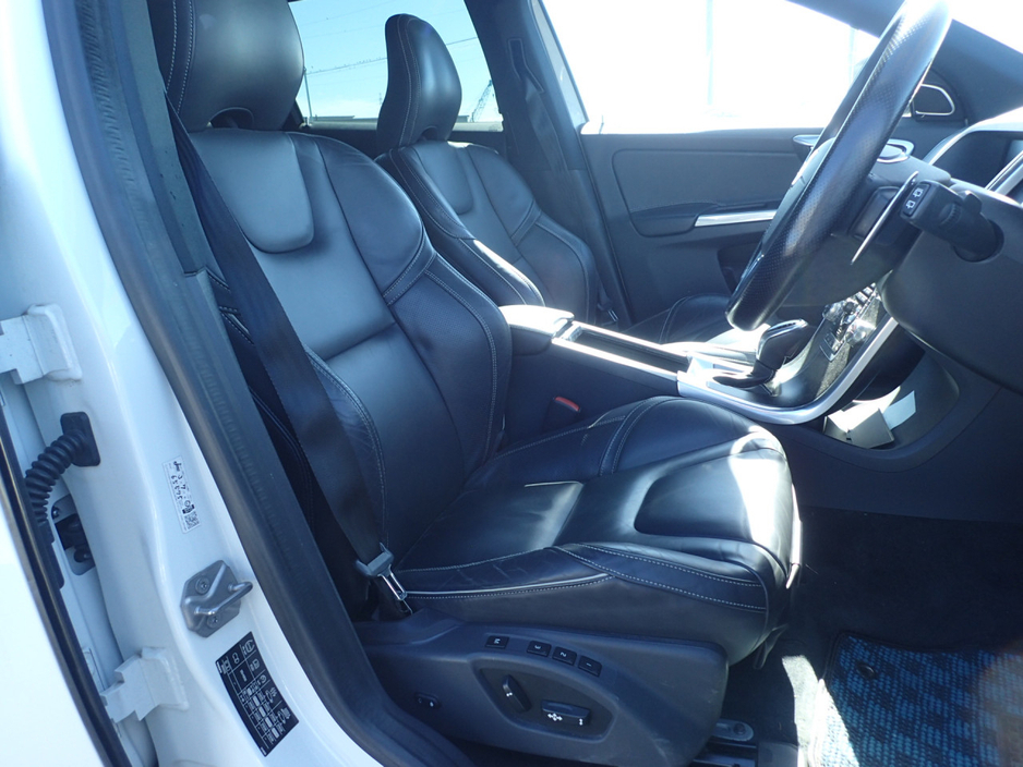 2015 Volvo XC60 2.0 D4 DIESEL R-DESIGN PLUS AUTO // TOP SPEC=LIKE NEW // FULL ELECTRIC HEATED LEATHER // CRUISE CONTROL // ELECTRIC TAILGATE // REVERSING CAMERA // LANE ASSIST // COLLISION WARNING SYSTEM €20,950