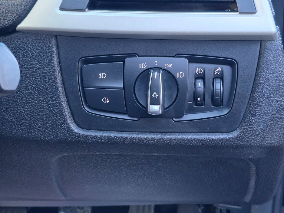 2018 BMW 3 Series - image 11