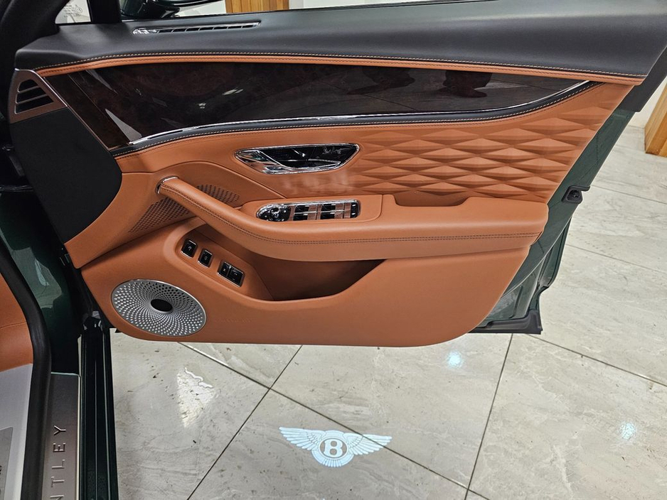 2022 Bentley Flying Spur V6 Hybrid Auto // Racing Green €164,950