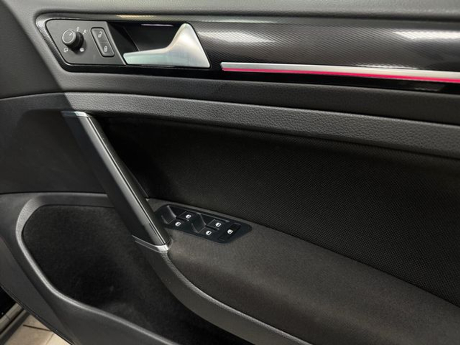 2015 Volkswagen Golf - image 12