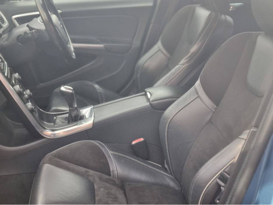 2015 Volvo V60 - image 9