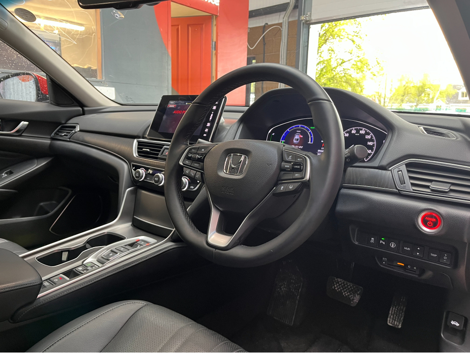 2020 BMW 5 Series - image 9