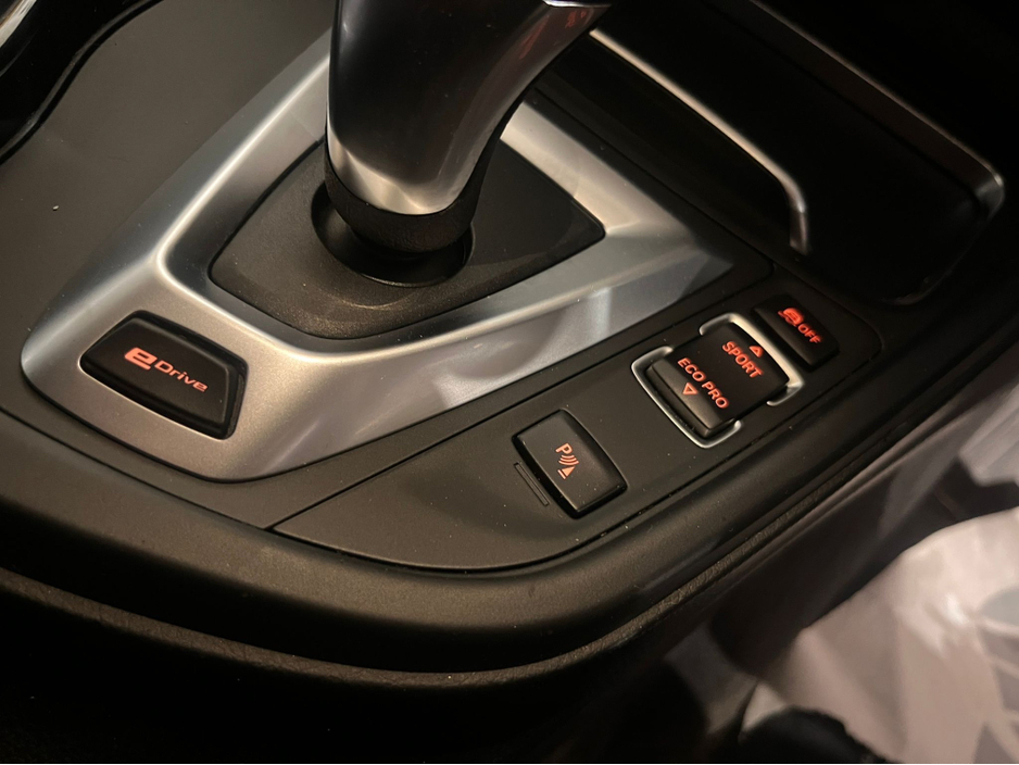 2016 BMW 3 Series - image 16