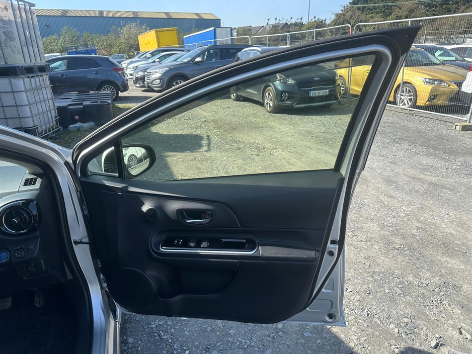 2015 Toyota Aqua - image 12