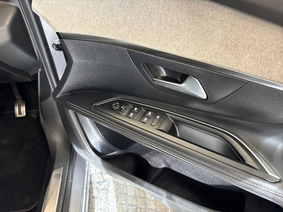 2024 Peugeot 5008 - image 11