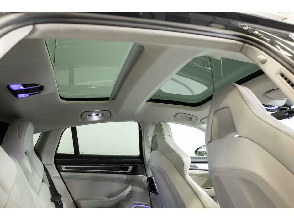2018 Porsche Panamera - image 14