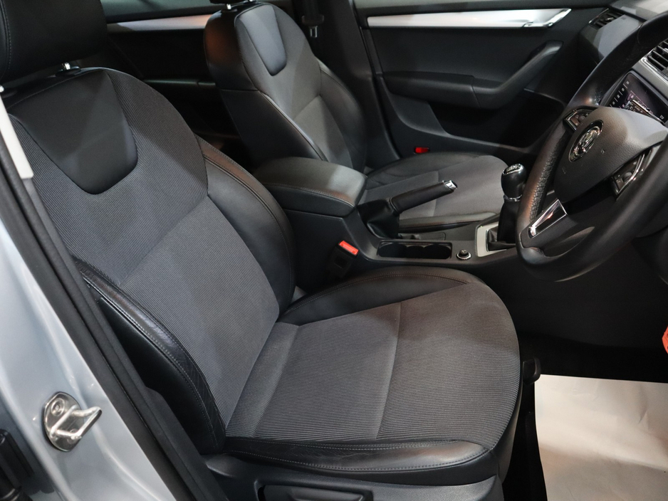 2020 Skoda Octavia - image 24