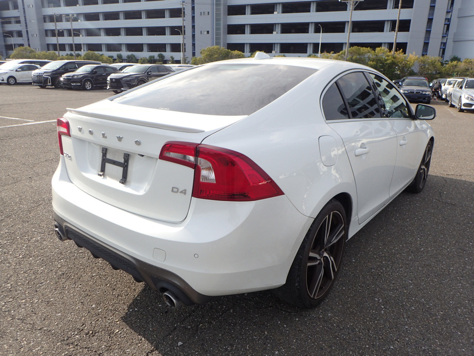 2016 Volvo S60 2.0 D4 R DESIGN PLUS DIESEL AUTOMATIC // TINY KMS // MASSIVE SPEC //  FULL HEATED LEATHER // REVERSING CAMERA // CRUISE CONTROL // LANE ASSIST // COLLISION WARNING SYSTEM // UPGRADED SPORT ALLOYS €17,950
