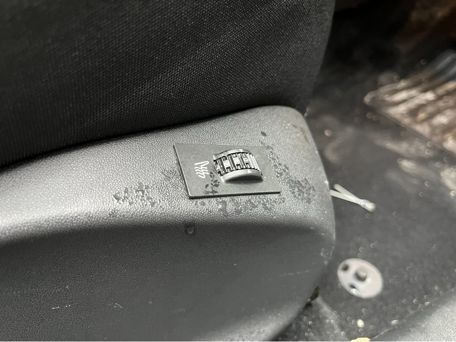 2020 Peugeot 2008 - image 11