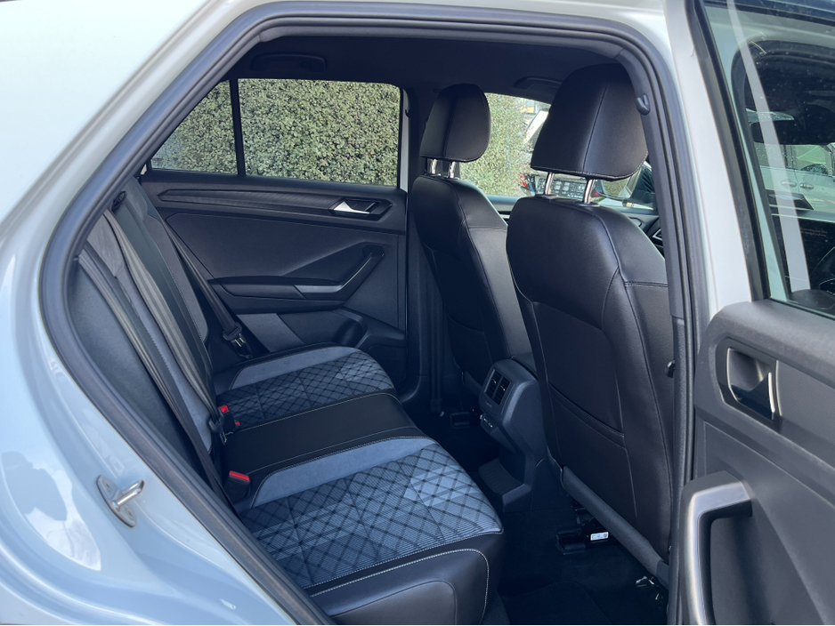 2023 Volkswagen T-Roc - image 10