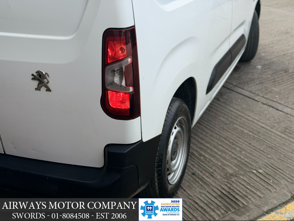 2020 Peugeot Partner - image 17