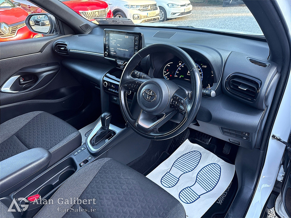 2023 Toyota Yaris Cross - image 9