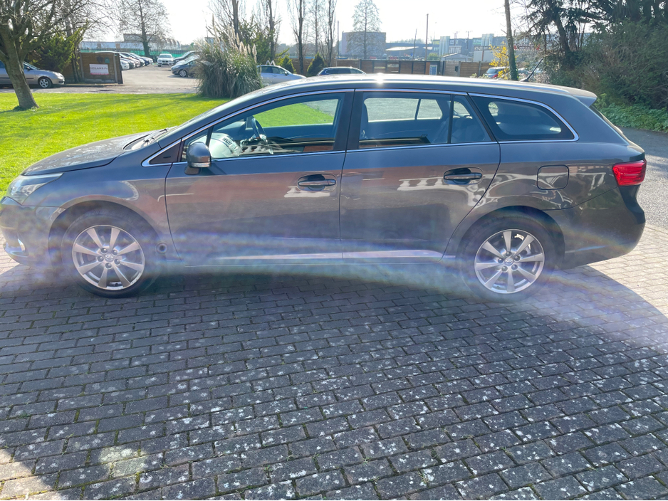 2013 Toyota Avensis - image 8