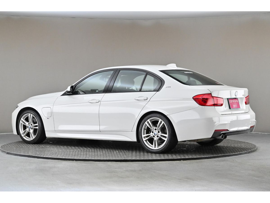 2017 BMW 3 Series - image 6