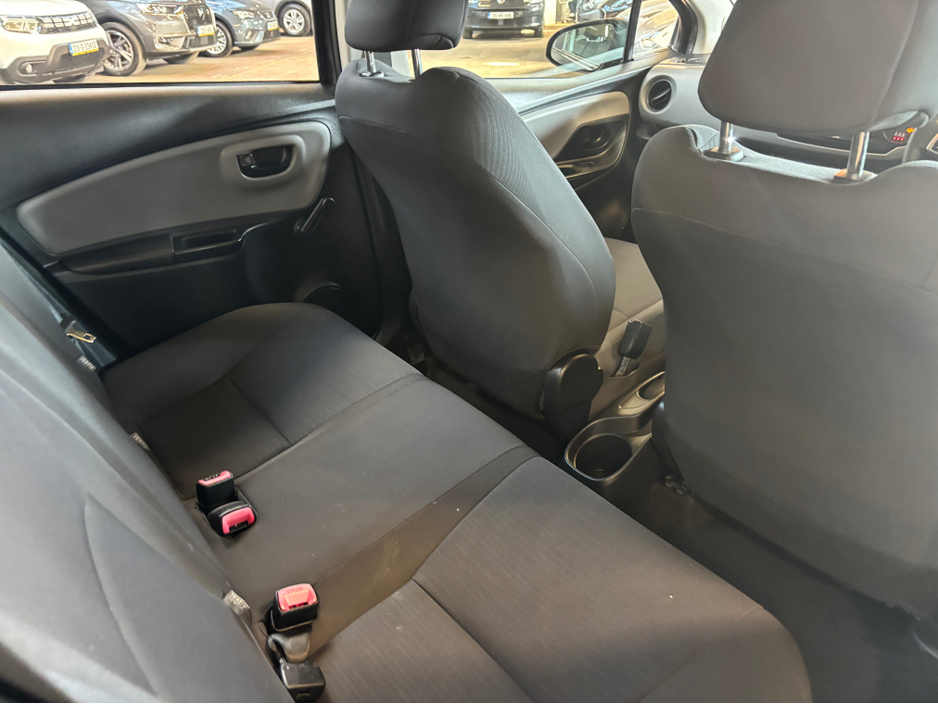 2015 Toyota Yaris - image 10