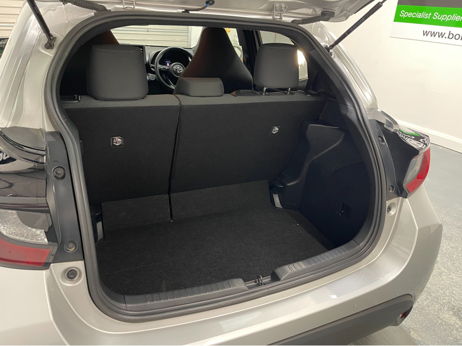 2020 Toyota Yaris - image 3