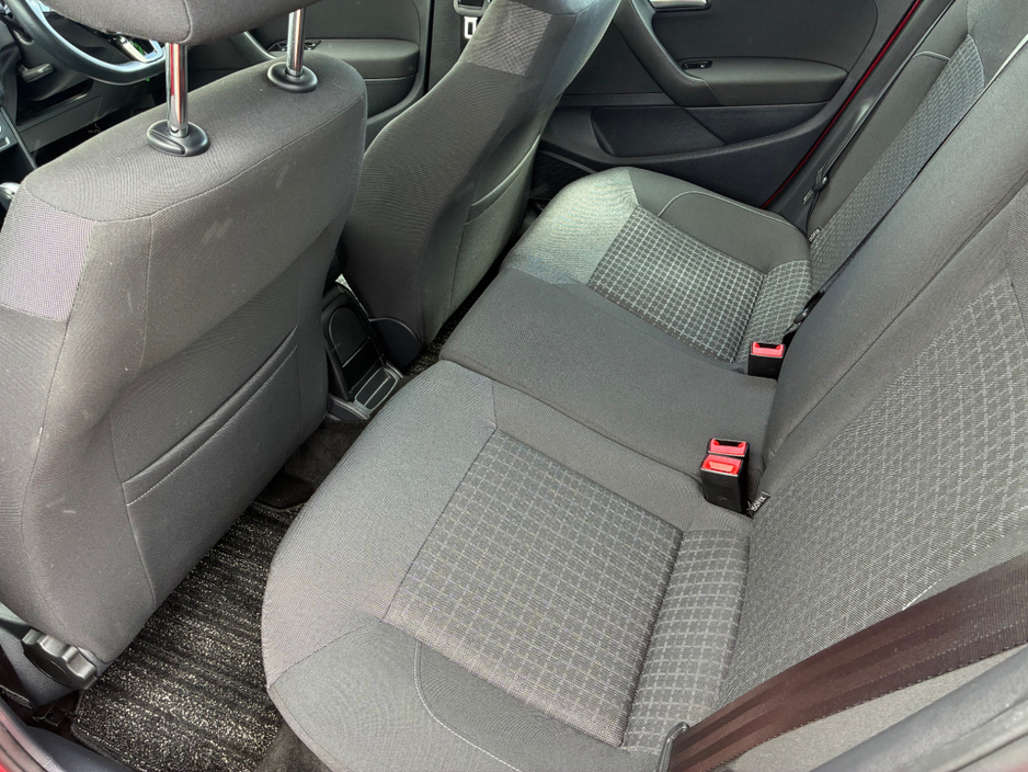 2015 Volkswagen Polo - image 9