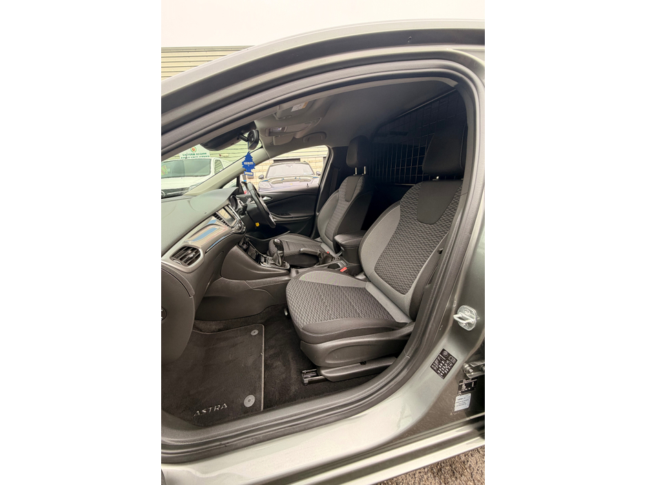 2020 Opel Astra - image 13